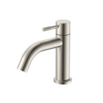 STRIA ROBINET EAU FROIDE – POIGNÉE AVEC STRUCTURE STRIÉE RAFFINÉE – SANS BONDE –  ACIER INOX BROSSÉ